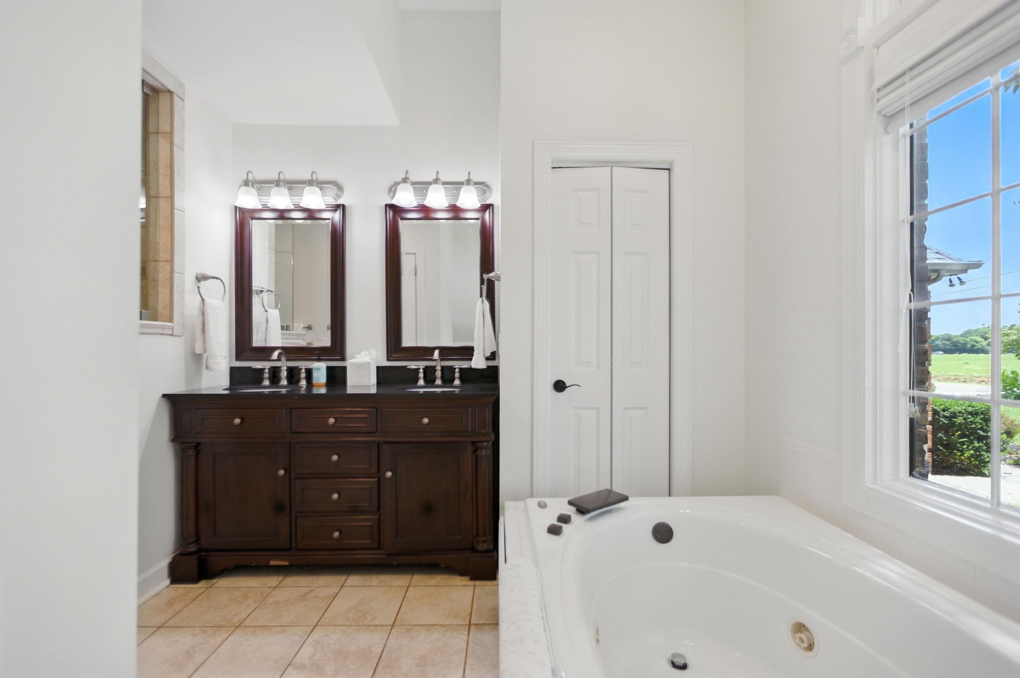 208 Loop Drive Winchester, TN 37398 - Photo 41 of 88 a bathroom with a bathtub and a sink