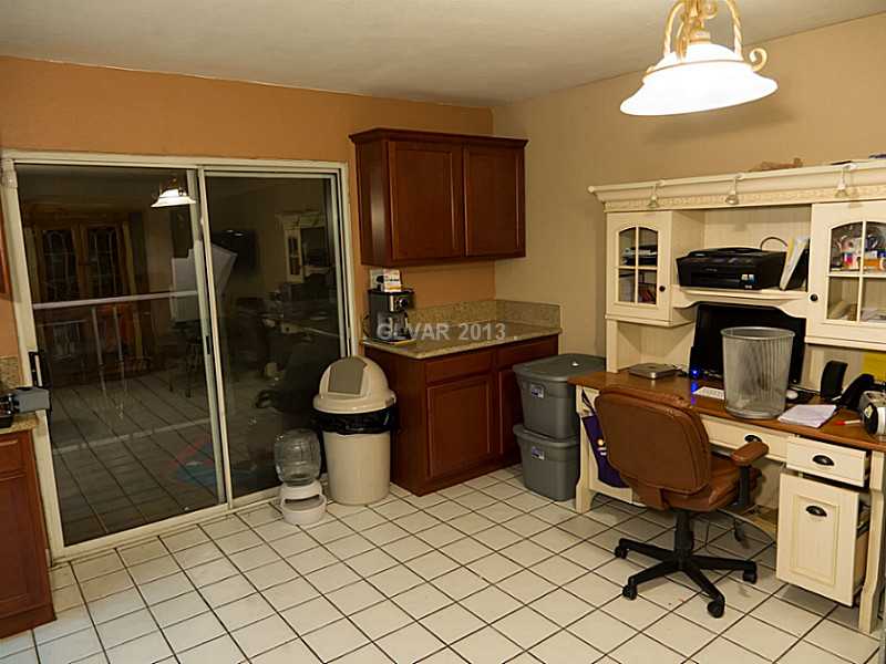 3129 South Topaz Road Las Vegas, NV 89121 - Photo 13 of 23 Property Photo. The Cheerful Family Room Is "Open Concept" With The Chef s Kitchen For Fantastic Family & Friend Entertaining