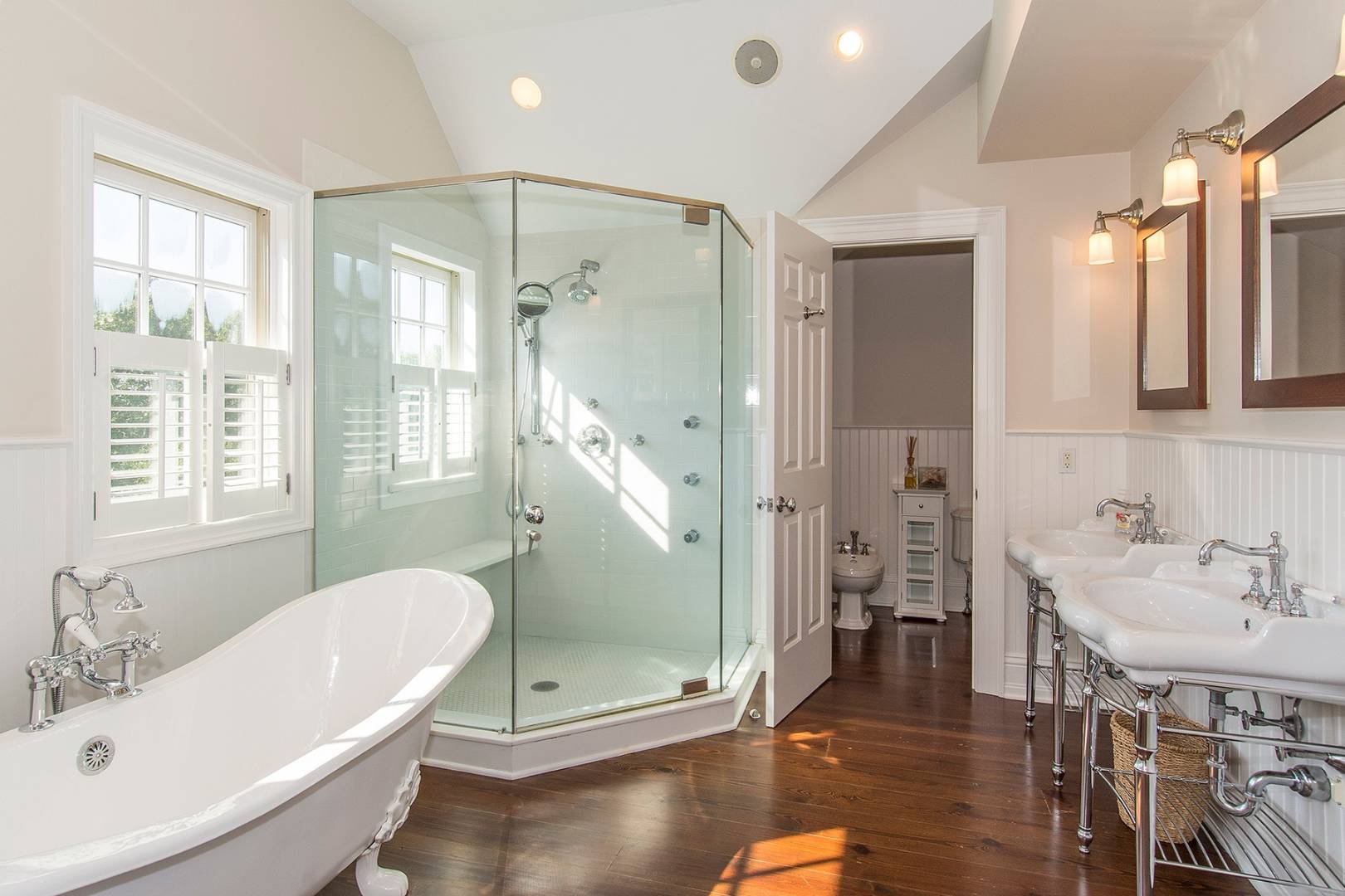 5 Highview Drive Wainscott, NY 11937 - Photo 12 of 20 a bathroom with a tub sink toilet and a mirror