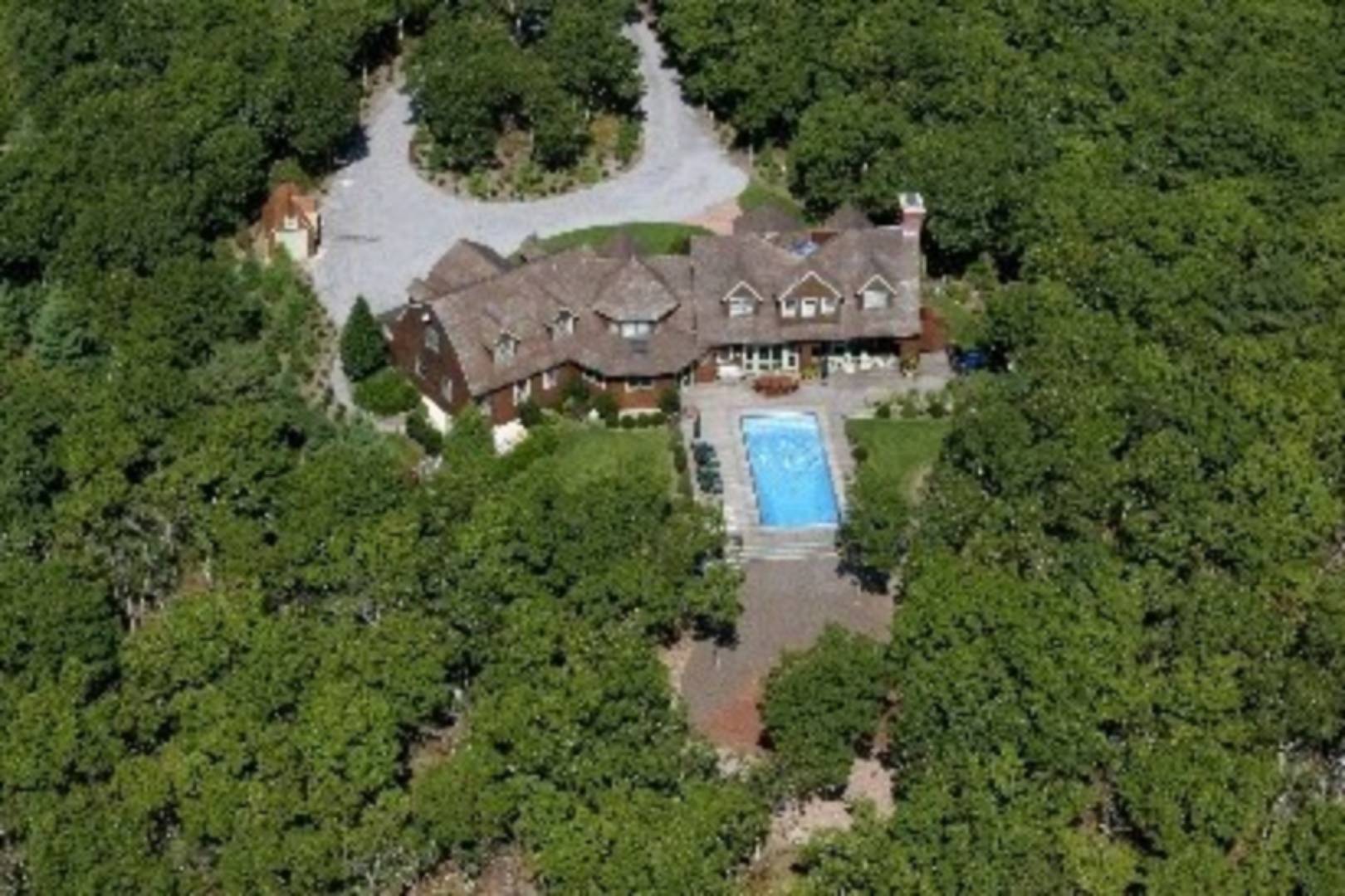 5 Highview Drive Wainscott, NY 11937 - Photo 19 of 20 an aerial view of a house with a yard