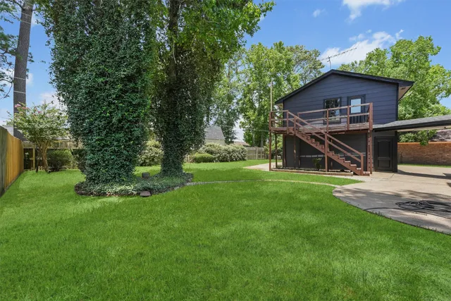 a view of a house with backyard and garden