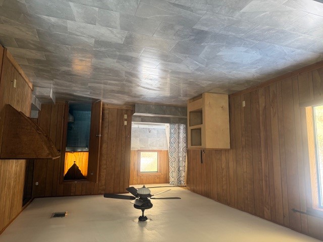 600 South Pecan Avenue Luling, TX 78648 - Photo 12 of 18 an empty room with windows and closet