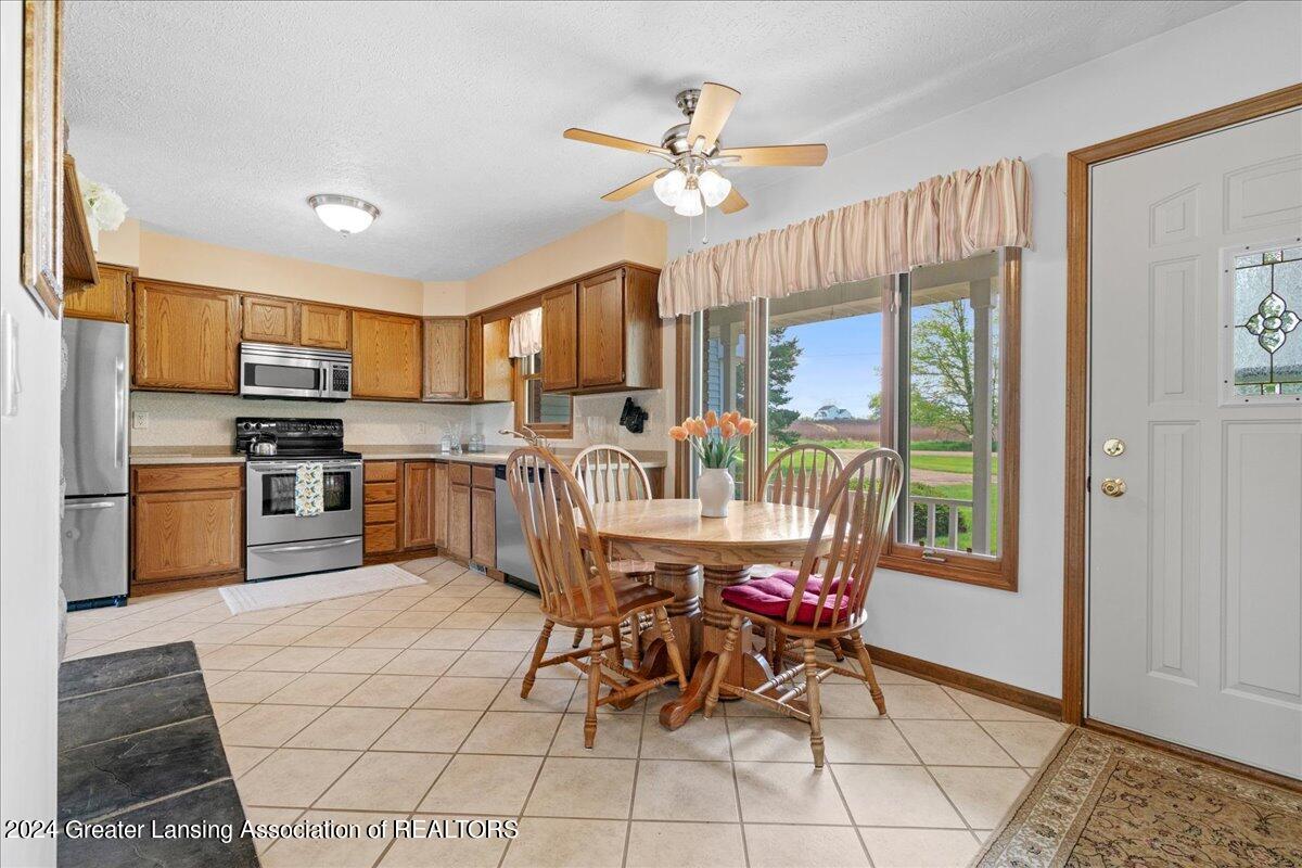 9380 Clark Road Grand Ledge, MI 48837 - Photo 15 of 39 25-Media Jett-24