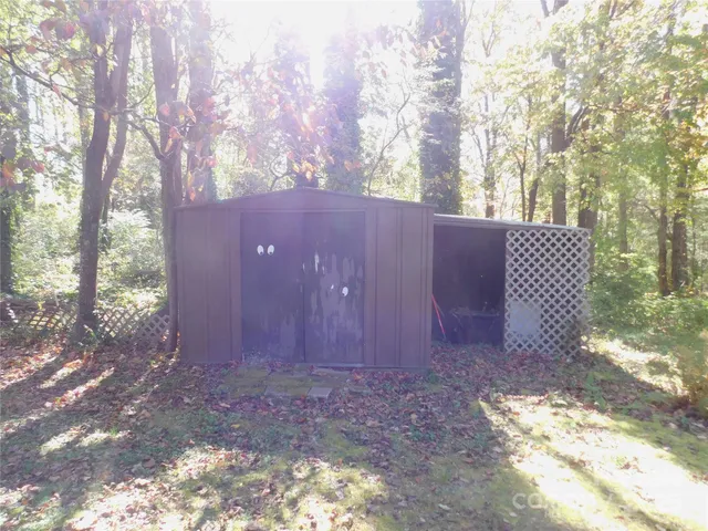 a view of a backyard