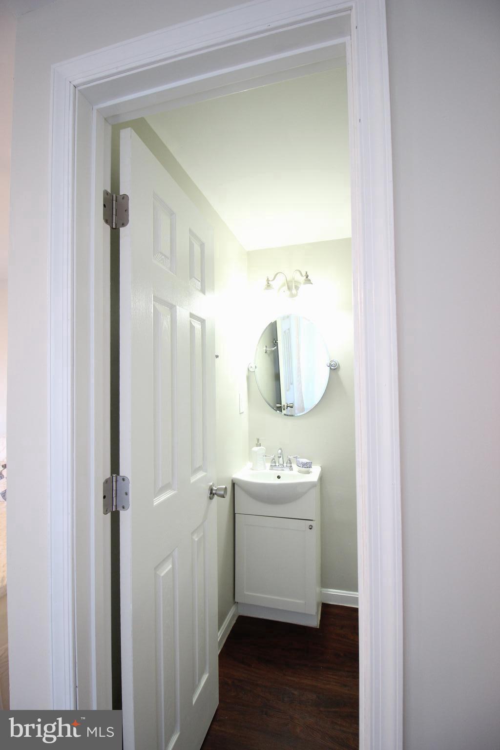 274 North Cottage Road Sterling, VA 20164 - Photo 22 of 58 Full bath #1 - located in the Master's Bedroom