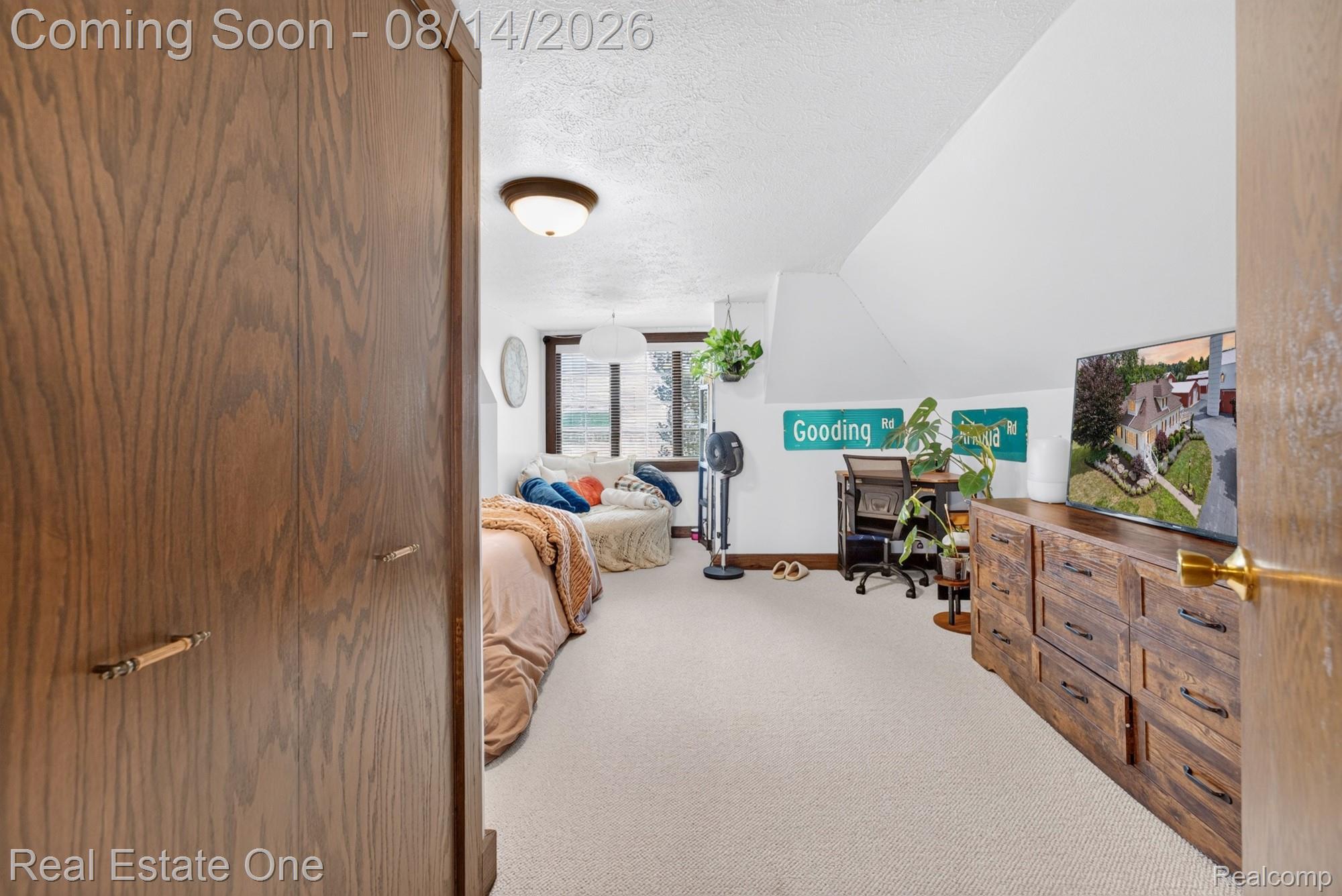 12139 Gooding Road Milan, MI 48160 - Photo 22 of 98 White ceiling with an angled design