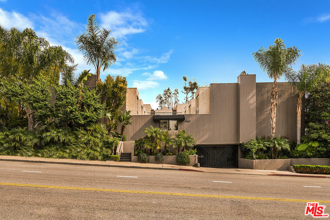 960 North San Vicente Boulevard, Unit 3 West Hollywood, CA 90069 - Photo 2 of 28