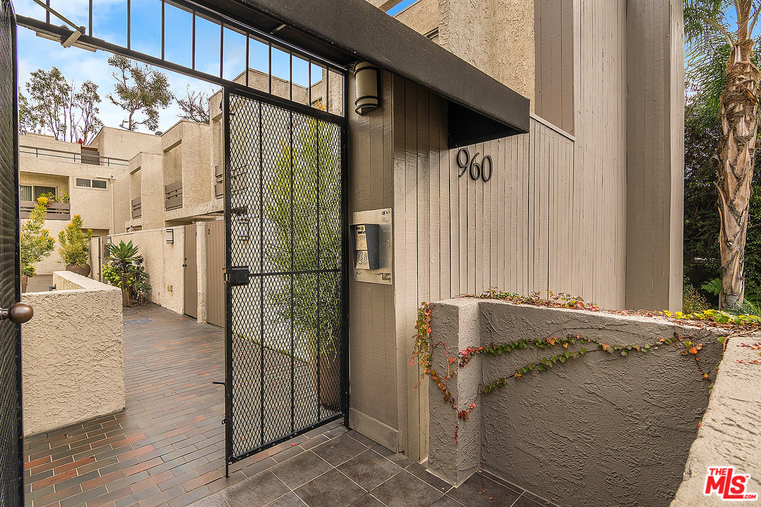 960 North San Vicente Boulevard, Unit 3 West Hollywood, CA 90069 - Photo 3 of 28