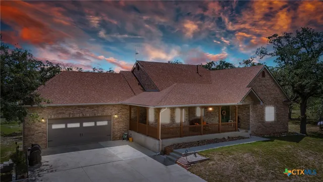 a view of a yard in front of house
