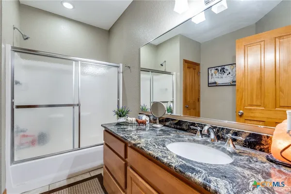 $1,400,000 | 1657 County Road 434, Stockdale, TX 78160