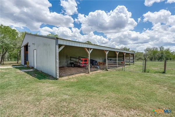 $1,400,000 | 1657 County Road 434, Stockdale, TX 78160