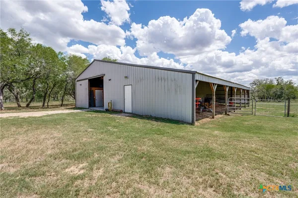 $1,400,000 | 1657 County Road 434, Stockdale, TX 78160