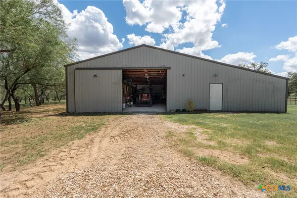 $1,400,000 | 1657 County Road 434, Stockdale, TX 78160
