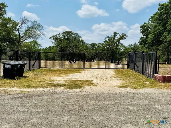 $1,400,000 | 1657 County Road 434, Stockdale, TX 78160