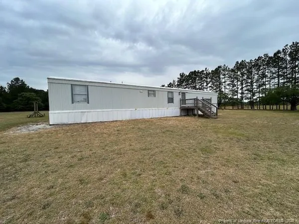 a view of a house with yard and entryway