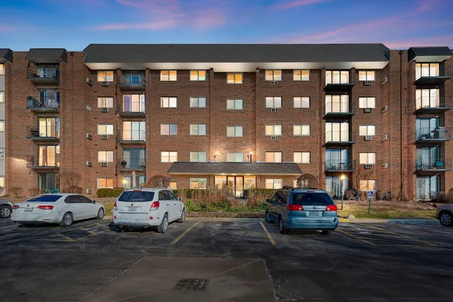 $135,000 | 4711 St Joseph Creek Drive, Unit 5H, Lisle, IL 60532