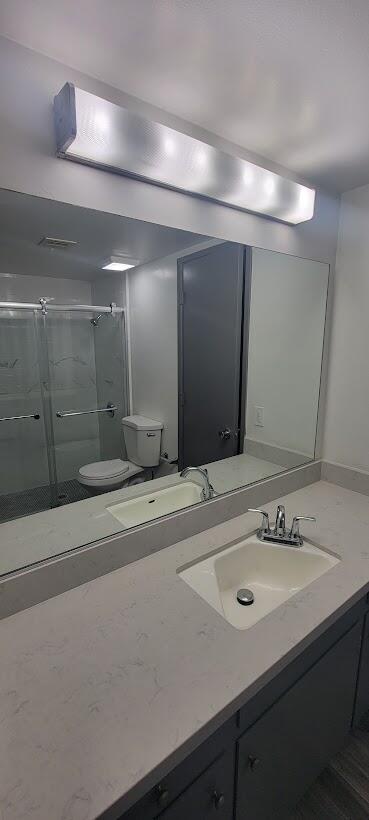 1855 Ramon Road, Unit 24 Palm Springs, CA 92264 - Photo 9 of 18 a bathroom with a sink and a mirror
