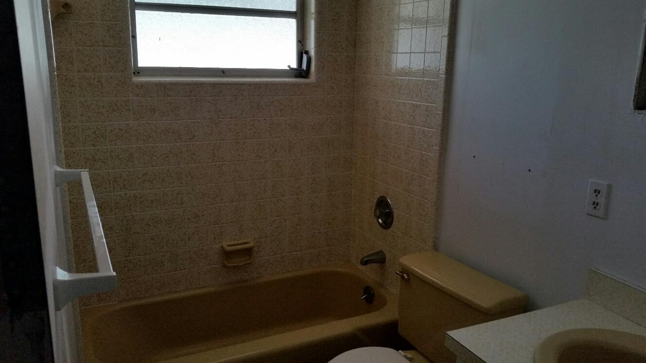 17 West Riverside Drive Jupiter, FL 33469 - Photo 8 of 24 Guest Bath