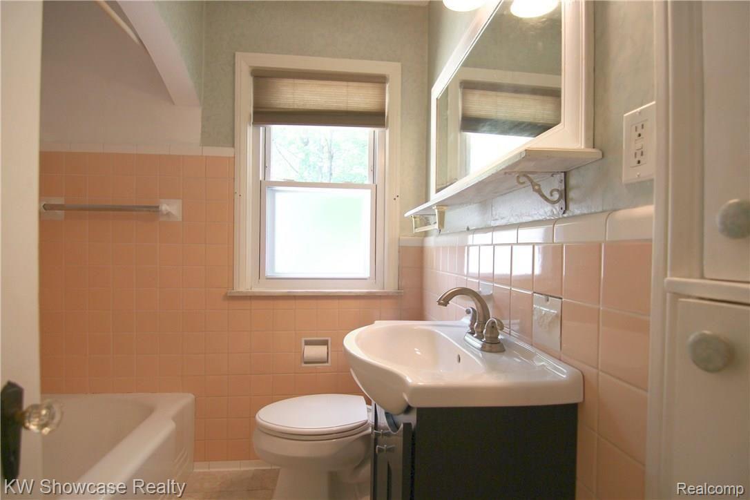 4148 Cornwall Street Berkley, MI 48072 - Photo 16 of 23 Main Bathroom