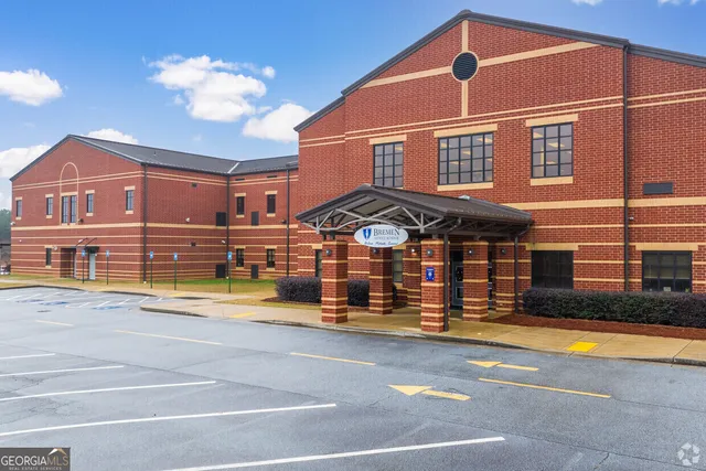 a view of entryway with a wall