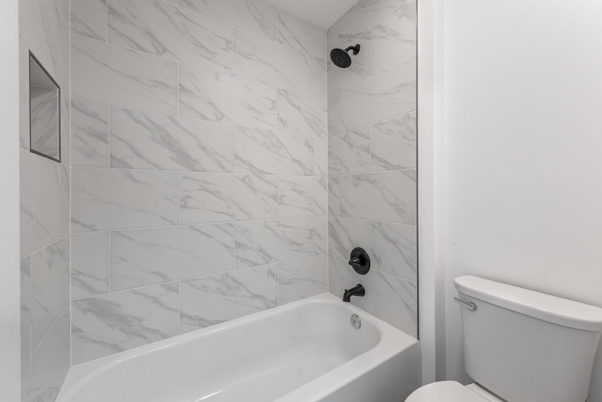 210 Pelham Road, Unit B107 Fort Walton Beach, FL 32547 - Photo 10 of 14 a bathroom with a bathtub