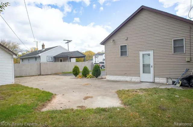 $1,500 | 743 Hollister Street, Pontiac, MI 48340