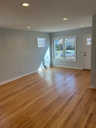 $304,900 | 2358 Hainsworth Avenue, North Riverside, IL 60546