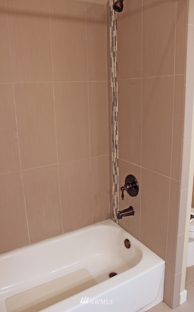 5020 Delridge Way Southwest, Unit A Seattle, WA 98106 - Photo 17 of 22 a bathroom with a bathtub