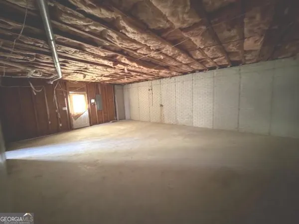 a view of empty room with window