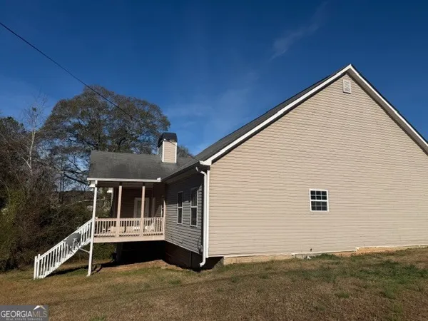 a front view of house with yard