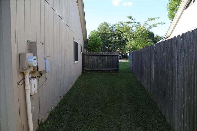 a view of a backyard