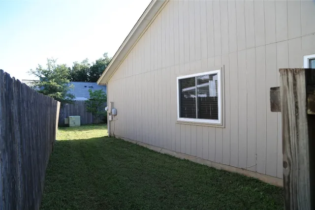 a view of back yard of the house