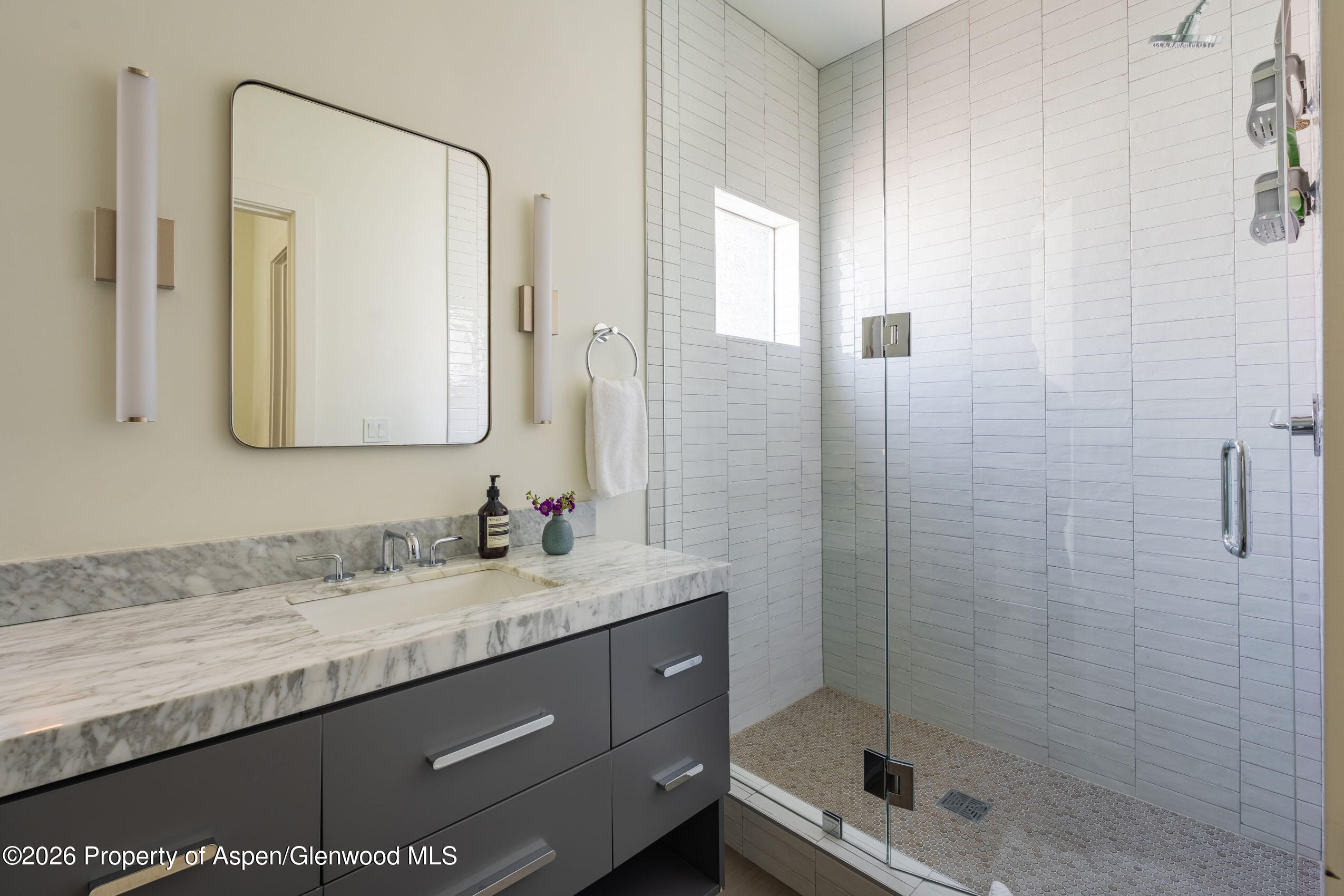 22856 Two Rivers Road Basalt, CO 81621 - Photo 26 of 40 Upper level guest bedroom ensuite bath