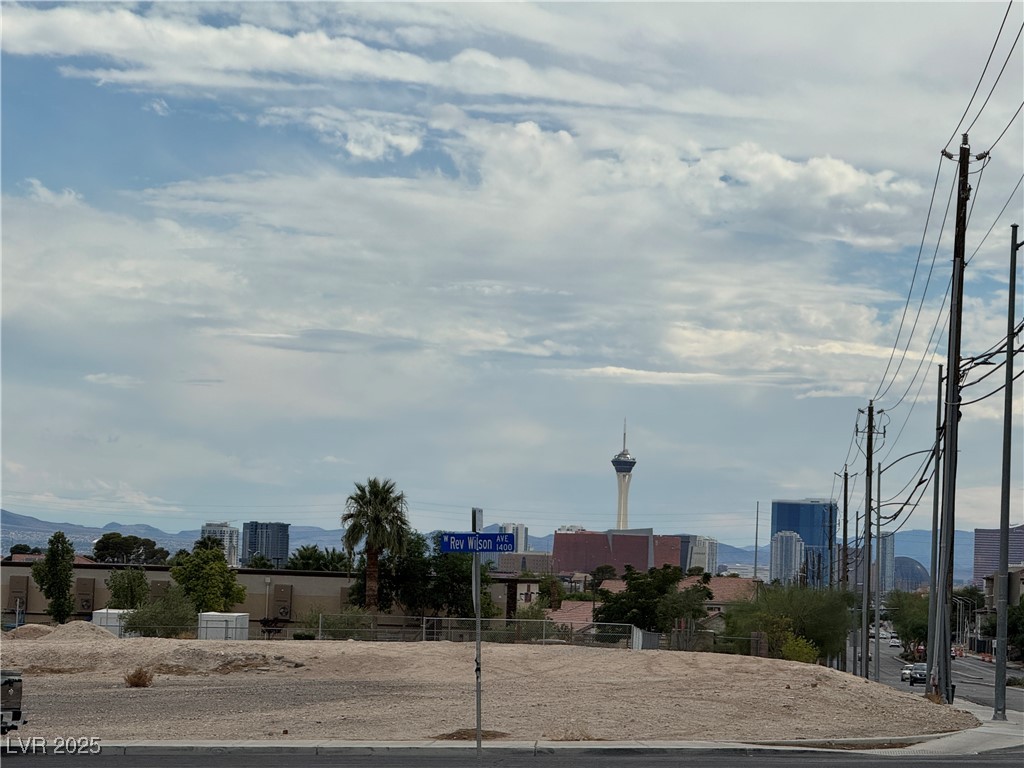 West Mayflower Avenue North Las Vegas, NV 89030 - Photo 6 of 20