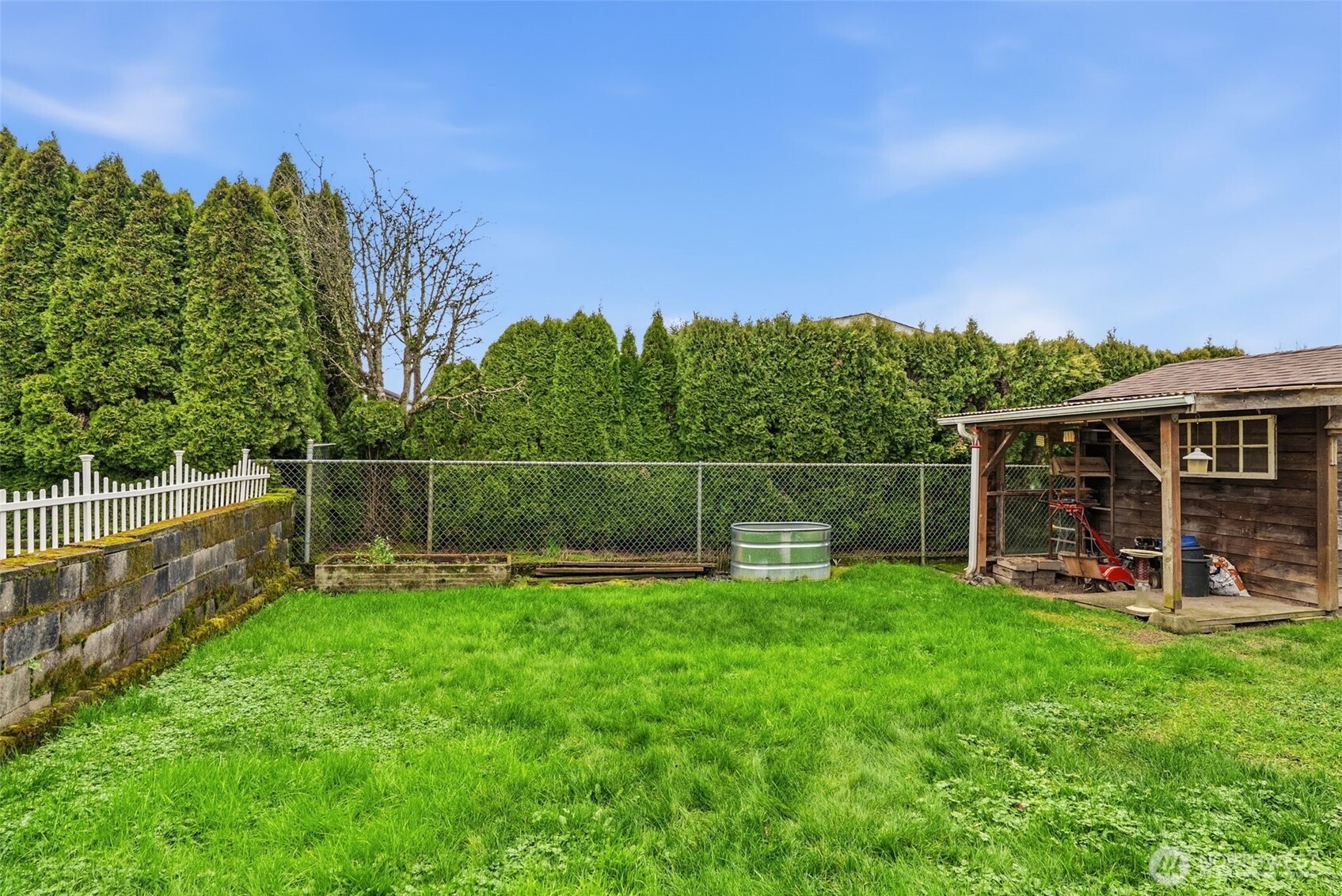 129 Arlington Place Longview, WA 98632 - Photo 25 of 27 a view of a chair and table with wooden fence