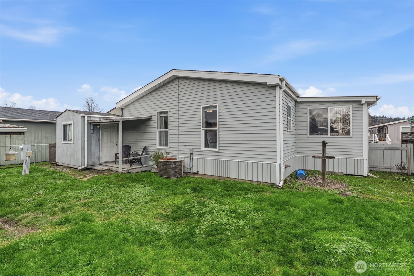 129 Arlington Place Longview, WA 98632 - Photo 26 of 27 a backyard of a house with table and chairs
