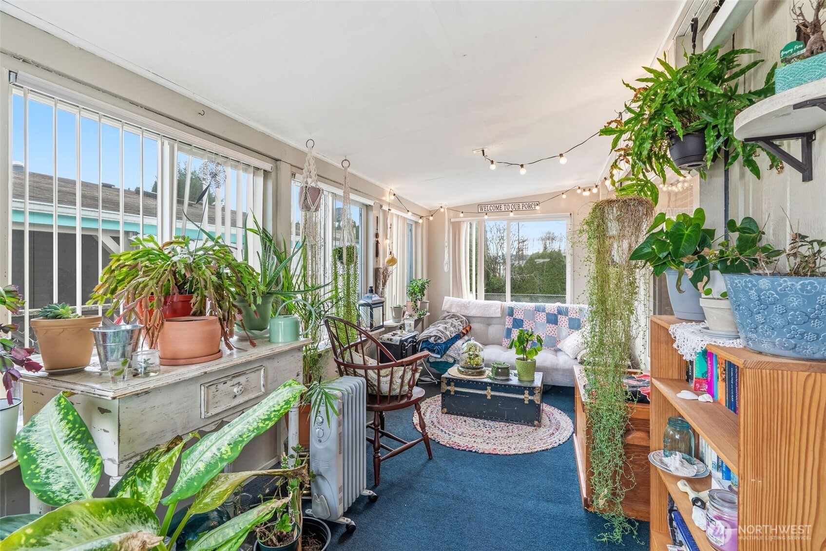 129 Arlington Place Longview, WA 98632 - Photo 3 of 27 a living room filled with furniture and a potted plant