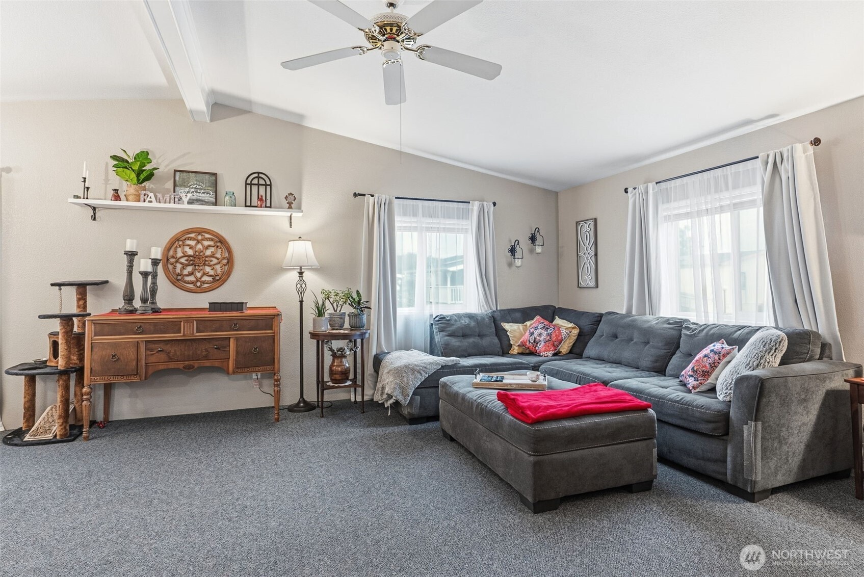 129 Arlington Place Longview, WA 98632 - Photo 4 of 27 a living room with furniture and a window