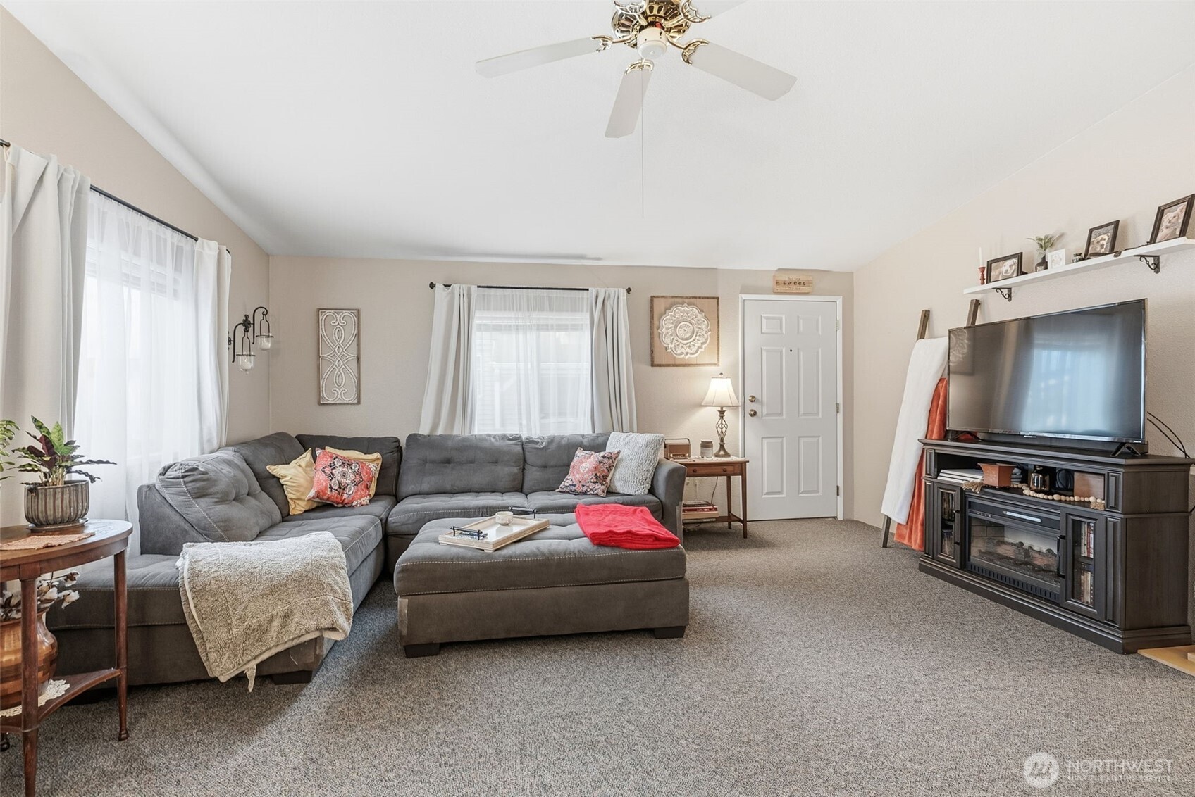 129 Arlington Place Longview, WA 98632 - Photo 5 of 27 a living room with furniture and a flat screen tv