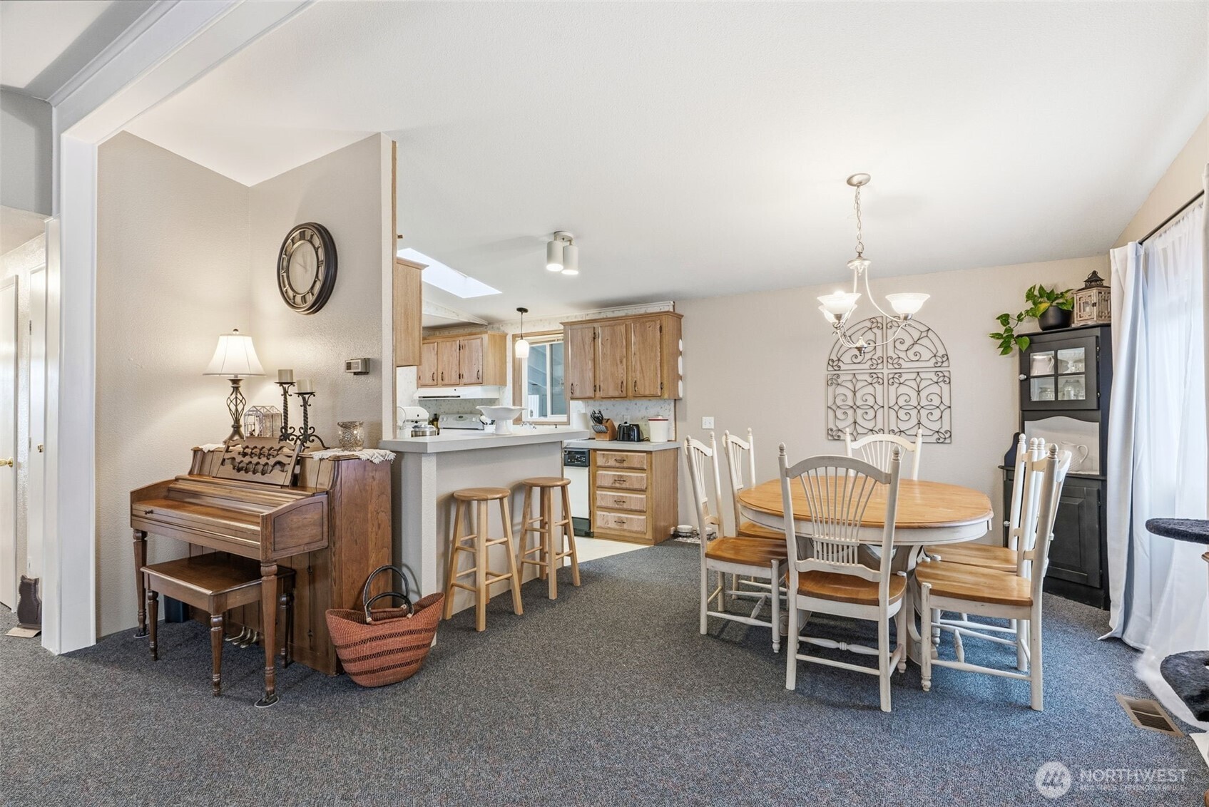 129 Arlington Place Longview, WA 98632 - Photo 7 of 27 a dining room with furniture and chandelier