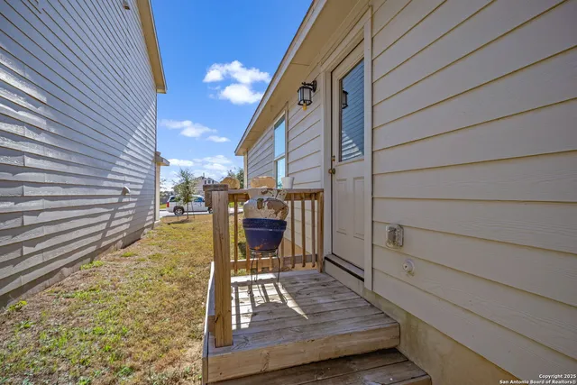 a view of a backyard