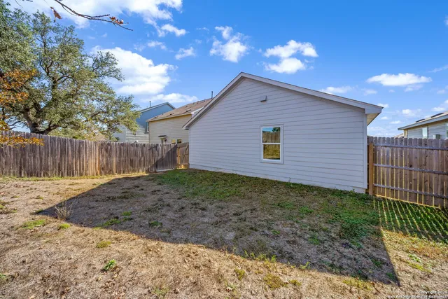 a view of a backyard