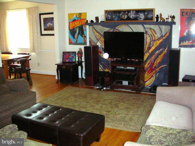 3105 North Toronto Street Arlington, VA 22213 - Photo 5 of 11 Living Room