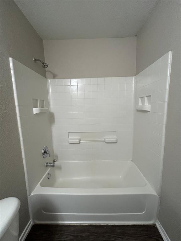 1249 Round Pen Run Fort Worth, TX 76052 - Photo 17 of 28 a bathroom with a bathtub