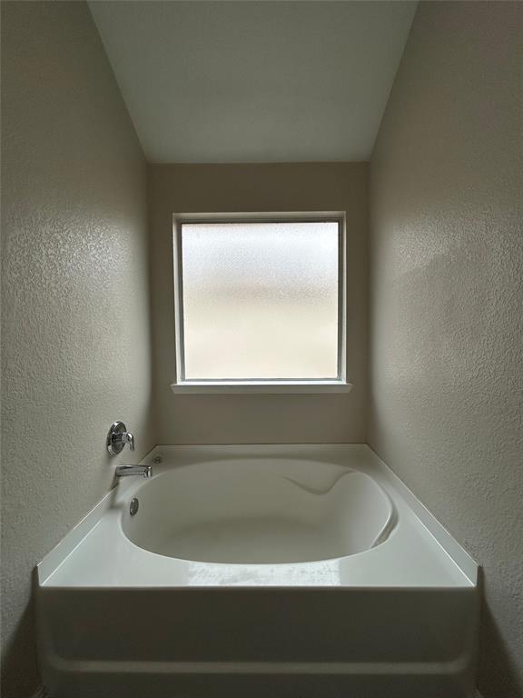 1249 Round Pen Run Fort Worth, TX 76052 - Photo 8 of 28 a bathroom with a bathtub
