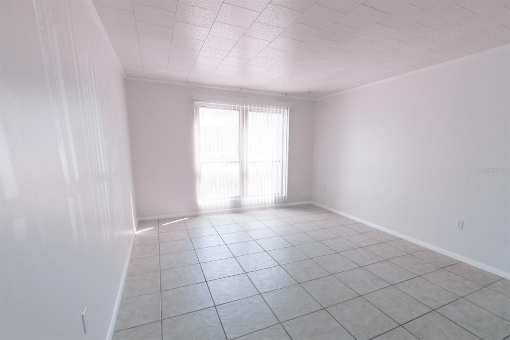 1935 South Conway Road, Unit R4 Orlando, FL 32812 - Photo 6 of 22 Living Room