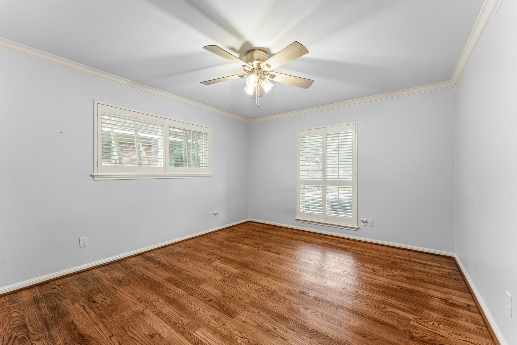 10203 Green Tree Road Houston, TX 77042 - Photo 19 of 28 Another guest bedroom features a built-in desk.