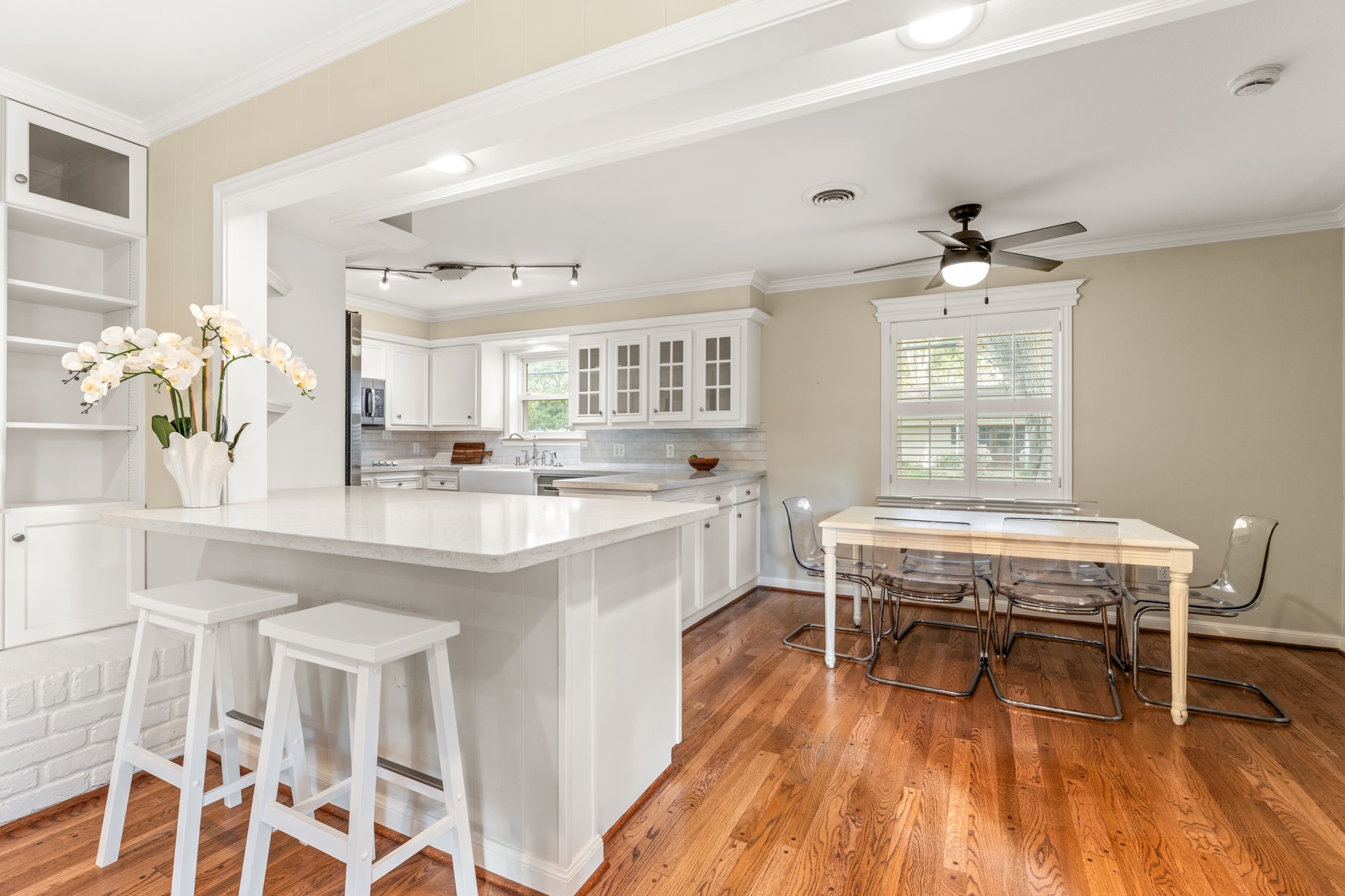 10203 Green Tree Road Houston, TX 77042 - Photo 6 of 28 The kitchen offers a seamless flow to the family room and features a serving bar, perfect for gathering with friends and family.