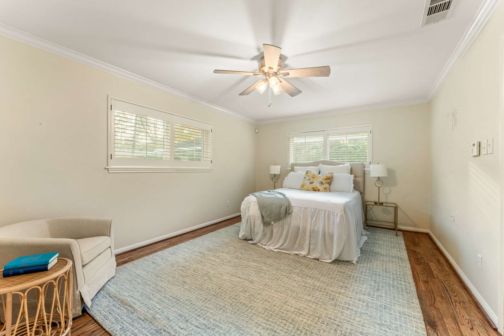 10203 Green Tree Road Houston, TX 77042 - Photo 8 of 28 Spacious primary suite with sitting area offers Plantation shutters, hardwood floors, and a huge walk-in closet.
