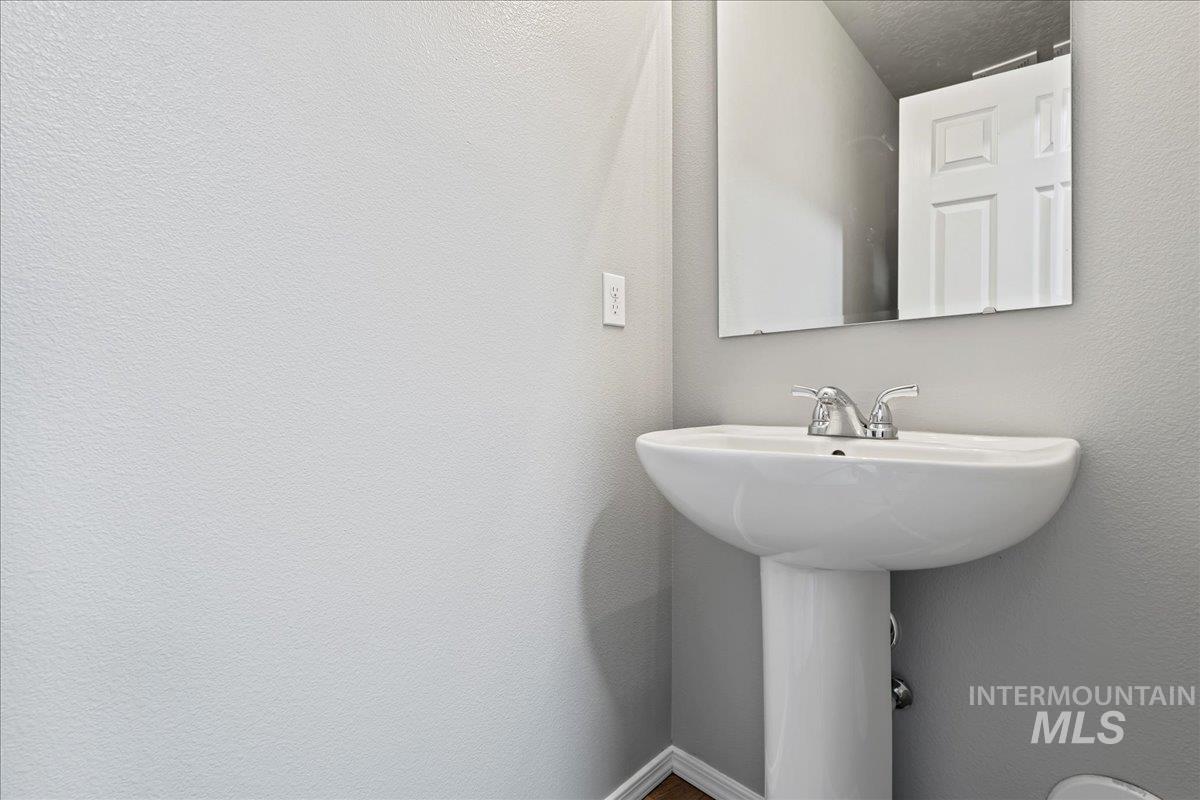 916 West Woodpine Street Meridian, ID 83646 - Photo 25 of 32 Bathroom with a textured wall and baseboards